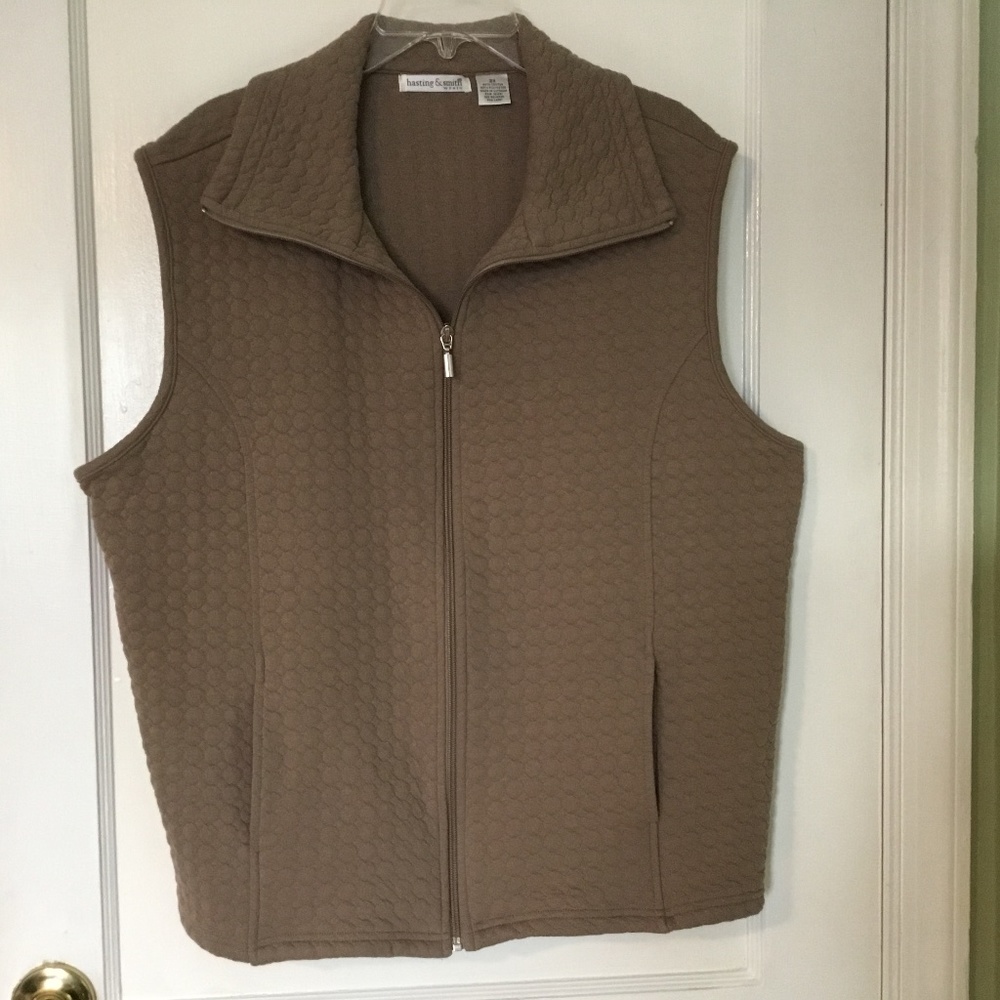 Hasting & Smith Women beige/tan quilted zip up vest, 4 pockets, sz 2X, like new